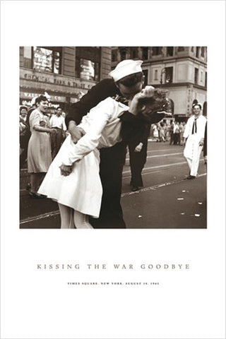 KISSING THE WAR GOODBYE (Times Square 1945) Poster - Pyramid International