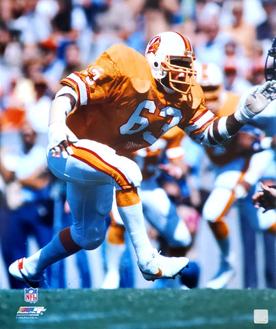 Lee Roy Selmon "Classic" (c.1979) Tampa Bay Buccaneers NFL Premium Poster Print - Photofile Inc.